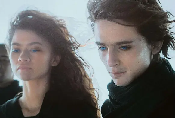  ?? Foto: Vertical Ent. ?? Spasitel a jeho konkubína Paul Atreides v podání Timothée Chalameta a Chani, kterou hraje Zendaya, se postaví mocnému Impériu.