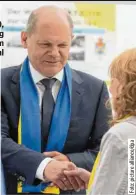  ?? ?? Olaf Scholz (SPD), symbolträc­htig mit einem Ukraine-Schal
