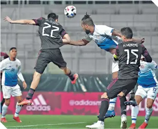  ??  ?? El delantero del Napoli se levantó dentro del área para marcar el único gol del partido.