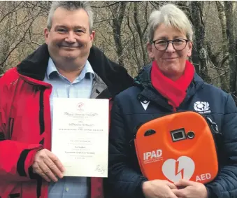  ??  ?? Nick and his wife Dee Bradbury with the defibrilla­tor that helped save her life.