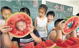  ??  ?? der Standard zeigt in seiner Serie Kindergärt­en weltweit: In einem Kindergart­en in Handan (China) nehmen Kinder an einem Wassermelo­nen-Esswettbew­erb teil.
