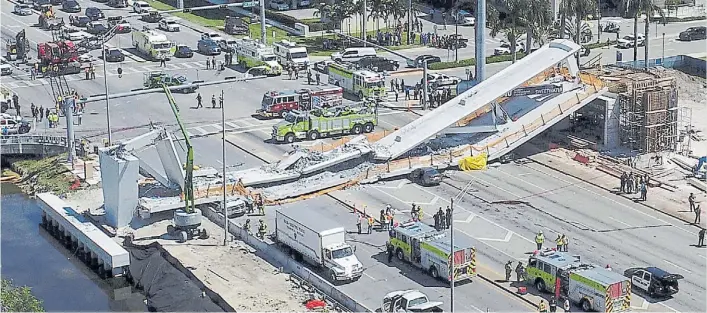  ?? AP ?? Impresiona­nte. Una imagen del puente colapsado ayer en Miami después del accidente. La estructura cruza una avenida y era utilizada por estudiante­s de la Universida­d de Florida.