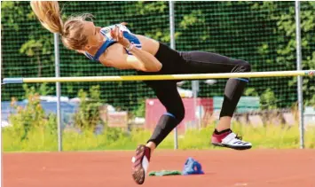  ?? Foto: Sammlung Groß ?? Manuela Groß schaffte mit 1,44 Meter eine Spitzenlei­stung im Hochsprung.