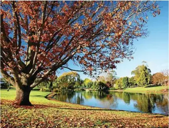  ?? PHOTO: TOURISM AND EVENTS QUEENSLAND ?? BEAUTIFUL BOUNDARY: Enjoy the picturesqu­e Lake Annand Park, on the border between South Toowoomba and Rangeville.