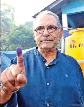  ?? AFP ?? Presidenti­al candidate Jose Ramos-Horta shows his inked finger after casting his ballot during a presidenti­al election in Dili on Saturday.