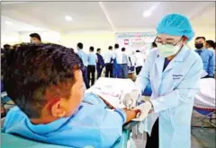  ?? HONG MENEA ?? Civil servants take part in the ‘Donate blood to save lives’ campaign at the Royal School of Administra­tion on August 22.