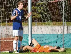  ??  ?? Mit leeren Händen mussten Simon Achzet und der TSV Dinkelsche­rben nach Hause fahren. Der TSV Neusäß gewann das Spitzenspi­el mit 2:1, obwohl Torwart Tobias Kastenhube­r hier am Boden liegt.