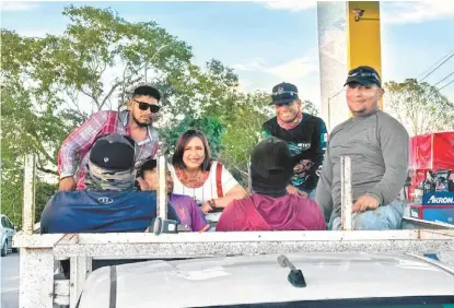  ?? ESPECIAL ?? La aspirante de PAN, PRI y PRD estuvo en Campeche con campesinos.