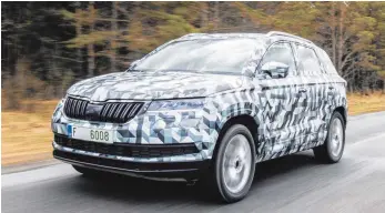  ?? FOTO: SKODA ?? Noch versteckt sich der Karoq unterm Tarnkleid, die Tschechen verspreche­n aber ein frisches Design.