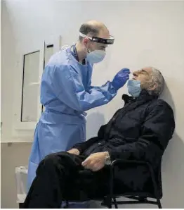  ?? David Zorrakino / Europa Press ?? Un home se sotmet a un test de coronaviru­s a la Vall d’Hebron, ahir.