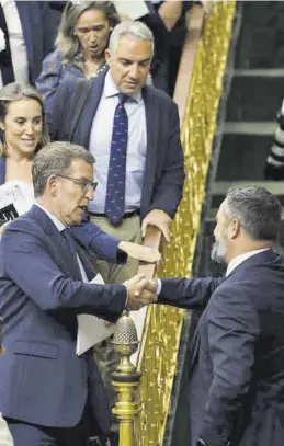  ?? DAVID CASTRO ?? Feijóo saluda a Abascal en el Congreso en un pleno del año pasado.