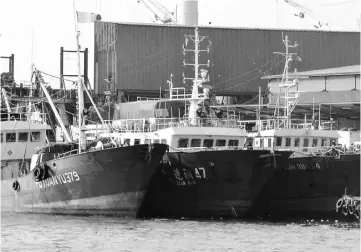  ??  ?? File photo shows Chinese ships at the harbour in Conakry, during an Guinea’s authoritie­s inspection.