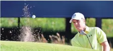  ?? THOMAS J. RUSSO, USA TODAY SPORTS ?? Jordan Spieth chips out of a sixth-hole bunker Tuesday during a practice round for the British Open at Royal Birkdale.