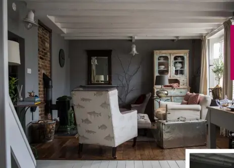  ??  ?? COSY UP
Balancing deep and light tones in the sitting room begins with the floor, where the reclaimed boards meet white painted ones in the dining area