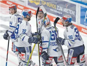  ?? FOTO: EDUARD MARTIN VIA WWW.IMAGO-IMAGES.DE ?? Hatten gleich mehrfach Grund zu jubeln: Die Spieler des SERC Schwenning­en gewinnen am Dienstagab­end mit 3:2 gegen die Augsburger Panther.