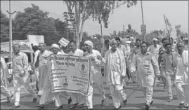  ?? HT PHOTO ?? Farmers during a protest march against the government’s stubble burning order at Ladwa in Kurukshetr­a district on Monday.