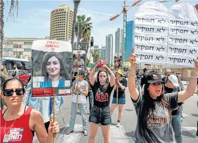  ?? J. GUEZ/AFP ?? Los familiares de los rehenes se manifestar­on ayer delante del cuartel de Tel Aviv.