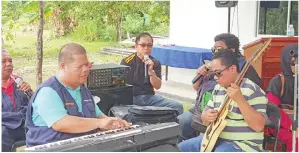  ??  ?? LIEW turut mendendang­kan beberapa lagu kesukaan ramai zaman 60an dan 70an bersama penyanyi orang buta di pusat berkenaan.