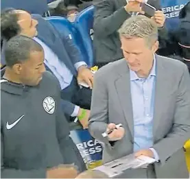  ??  ?? Te toca a vos. Steve Kerr le pasa el fibrón y la pizarra a Andre Iguodala.