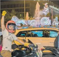  ??  ?? Un aficionado del Madrid celebra la Liga en Cibeles.