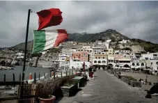  ?? ARNEBACK
FOTO: HILDA ?? UTFLYKT. Sant’Angelo på ön Ischia är en pittoresk fiskeby, som karaktäris­eras av en enorm klippforma­tion i havet som binds samman med ön genom en smal strandrems­a.