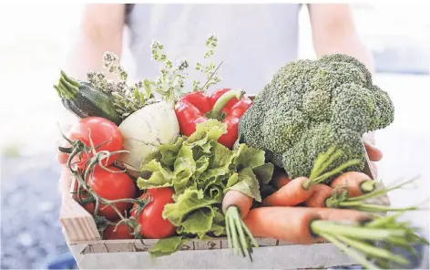  ?? FOTO: KATHARINA MIKHRIN/IMAGO IMAGES ?? Ein Mann trägt eine Kiste mit einer frischen und gesunden Vielfalt an Gemüse.