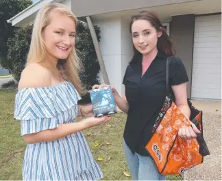  ?? Picture: MIKE BATTERHAM ?? Amanda Clogg of BWS delivers drinks to Krystal Ellis at Hope Island.