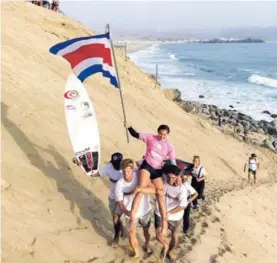  ?? CORTESÍA FEDERACIÓN DE SURF DE COSTA RICA ?? Brissa Hennessy festeja con sus compañeros tras ganar oro en los Panamerica­nos de Surf, en Perú.