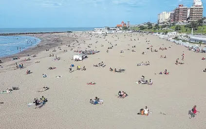  ?? Mauro rizzi ?? En Mar del Plata, ayer, los locales pudieron disfrutar de la playa