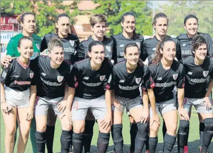  ?? FOTO: TWITTER SANTA TERESA ?? Primer once Las jugadoras rojiblanca­s posaron al inicio del encuentro en su debut liguero de la temporada