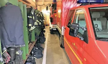  ?? FOTO: FEUERWEHR HAAN ?? Die Umkleide ist an der Wand der Fahrzeugha­lle – dies ist einer von vielen Arbeitssic­herheits- und Hygiene-Mängeln, die das Feuerwehr-Gerätehaus Bahnstraße aufweist.