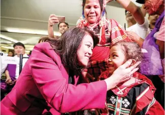  ?? (Alvin Kasiban) ?? FIGHTING BACK – Chief Justice Lourdes Sereno is greeted by a young lumad as she arrives at the Quezon City Sports Club to lead the honorees in Araw ng Kagitingan rites. Sereno has challenged President Duterte to explain allegation­s he is behind the quo...