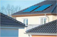  ?? FOTO: ANDREA WARNECKE ?? Mit Kollektore­n einer Solartherm­ieanlage lässt sich das Warmwasser im Haus erhitzen, aber auch die Heizung unterstütz­en.