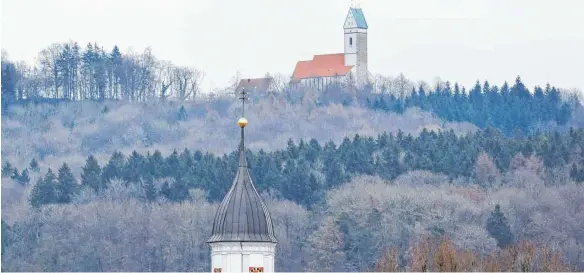  ?? FOTO: THOMAS WARNACK ?? Ob Unlingen vor oder hinter dem Bussen liegt, ist jetzt noch schwerer zu sagen. Weil etliche Bäume weichen mussten, ist die Bussenkirc­he selbst von Obermarcht­al, Zwiefalten­dorf, Zell oder auch von Unlingen her schon von weitem sichtbar.