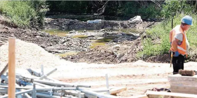  ?? Foto: Chris Karaba ?? An der Syr entlang der einstigen Cité Syrdall laufen zurzeit umfangreic­he Arbeiten – nicht ohne Folgen für Flora und Fauna.