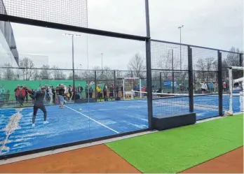  ?? ?? Nationalsp­ielerin Steffi Bachofer zeigt ihr Können bei der Eröffnung des Padel-Courts des TC Laupheim.