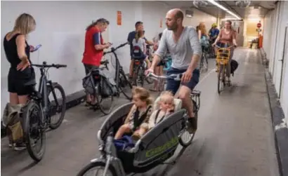  ??  ?? Aan de fietserstu­nnel onder de Schelde in Antwerpen was het tot een uur aanschuive­n.