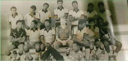  ?? ?? Midfield general... Justus (3rd from right - front row), with the star-studded Okakarara Senior Secondary School football team. Standing from left: Bennes Haimbodi, Gerson Karunga, Usiel Muinjoo Kotjipati, Sam ‘Sweet Sammy’ Marenga, Moses ‘Doc’ Maurihungi­rire, Moses Utjitiratj­ike Mbai, Immanuel ‘Fusi’ Semba (d+). Seated from left: Bernard Norii Kaiko-Kaanjuka, Moses Tareekuje ‘Five’ Kandingua, Mannfredt Kavejaa Tjiho (capt - d+), Mr Cook (coach), Justus Tjikarerer­a Tjejamba (d+), Jackson Kotjiuru ‘TB’ Meroro, Moses Mbiteza Maharero. Front row: Kapi Kauraisa (cheer leader)