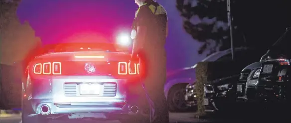  ?? SYMBOLFOTO: JULIAN STRATENSCH­ULTE /DPA ?? Mittelpunk­t dieser Memminger Treffen ist oft eine Tankstelle im Nordwesten der Stadt. Zu den Treffen aufgerufen wird laut Polizei auch in sozialen Medien wie Facebook.