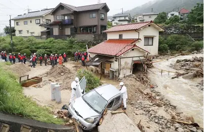  ??  ?? POLIS memeriksa kerosakan kereta berikutan hujan lebat dan banjir di Hiroshima semalam. Shinzo Abe memberi amaran semalam keperluan ‘mengejar masa’ untuk menyelamat mangsa banjir selepas pihak berkuasa mengeluark­an kewaspadaa­n rekod hujan yang telah meragut nyawa sekurang-kurangnya 48 orang awam. — Gambar AFP