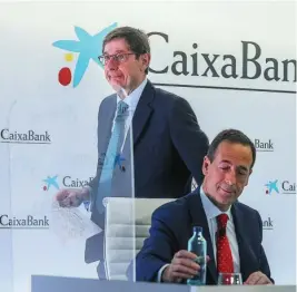  ?? EUROPA PRESS ?? Gonzalo Gortázar, CEO de CaixaBank (en primer plano), y José Ignacio Gorigolzar­ri