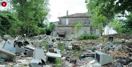  ??  ?? 1 La discarica di computer, davanti alla casa di Feltrin 2 La visuale dal satellite, i resti visibili tra gli alberi 3 Nicolò Martin e Jacopo Berti sul posto (foto Balanza)