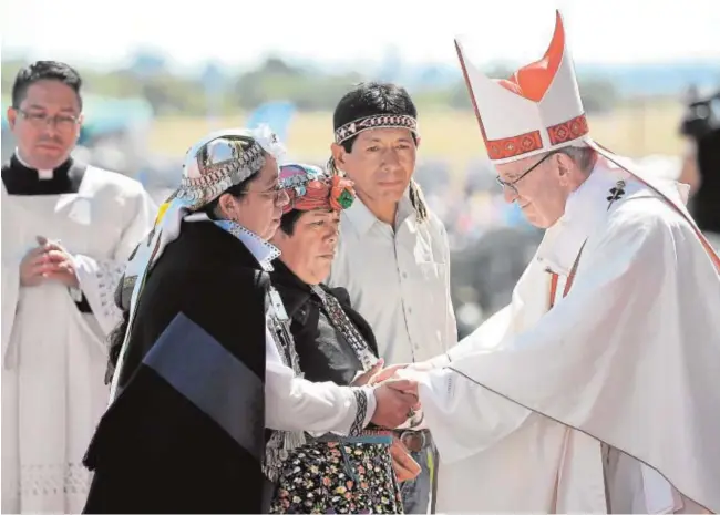  ?? REUTERS ?? El Papa Francisco bendice a dos indígenas mapuches durante la misa celebrada en el aeródromo de Maquehue