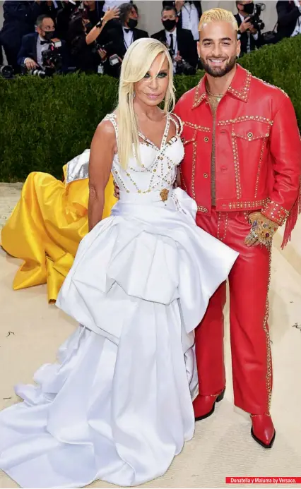  ??  ?? La propia Donatella se encargó de diseñar el outfit que lució Maluma en vibrante cuero, con tachas y flecos. Mientras ella fue de blanco con gran escote y falda de volados. Una vez más, Justin y la top Hailey Baldwin atraparon todos los flashes de la Red Carpet con sus outfits. Ella impecable y él con sus Nikes Air Force 1.
Donatella y Maluma by Versace.