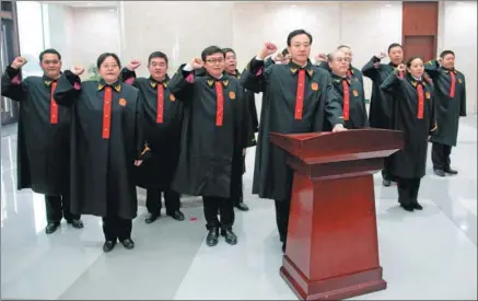  ?? SUN RUOFENG / XINHUA ?? Judges at the Supreme People’s Court’s Sixth Circuit Court in Xi’an, Shaanxi province, swear an oath of allegiance.