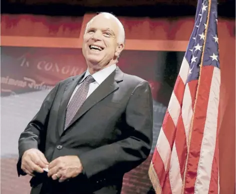  ??  ?? El senador John McCain se ríe durante una conferenci­a el jueves, en Washington.