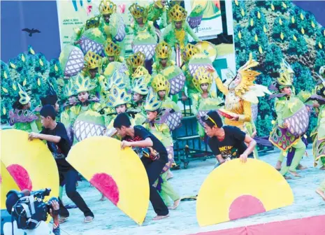  ?? (SUN.STAR FOTO/ALLAN DEFENSOR) ?? RIPE. Barangay Kalunasan launches a festival that pays tribute to mango growers. Local officials wanted to hold the Mangga Festival last year yet, but decided to wait and allot one year to prepare for the activity.