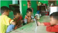  ?? GHOFUR EKA/JAWA POS (FOTO ILUSTRARI) ?? EMOSI TIDAK STABIL: Sejumlah anak bermain gadget di Warung Kalisari Timur. Kecanduan smartphone menjadi salah satu gangguan kejiwaan.