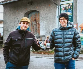  ?? Foto: leit ?? Über einen Abriss oder eine neue Nutzung des denkmalges­chützten Güterschup­pens am Bahnhof wird in Schondorf bereits seit zehn Jahren diskutiert. Johannes Gronau (links) und Timm Haug würden dort gerne eine kleine Brauerei einrichten.