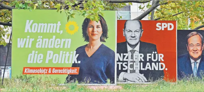  ?? ?? CANDIDATOS. La de los Verdes, Annalena Baerbock, el socialdemó­crata Olof Scholz y el democristi­ano Armin Laschet. Los dos últimos llegan casi cabeza a cabeza en los sondeos. Con matice